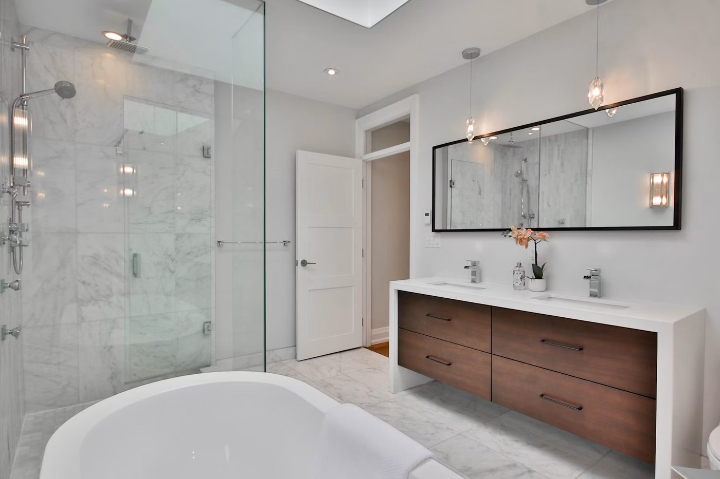 Hochwertiges Badezimmer mit großformatigen Fliesen und begehbarer Dusche
