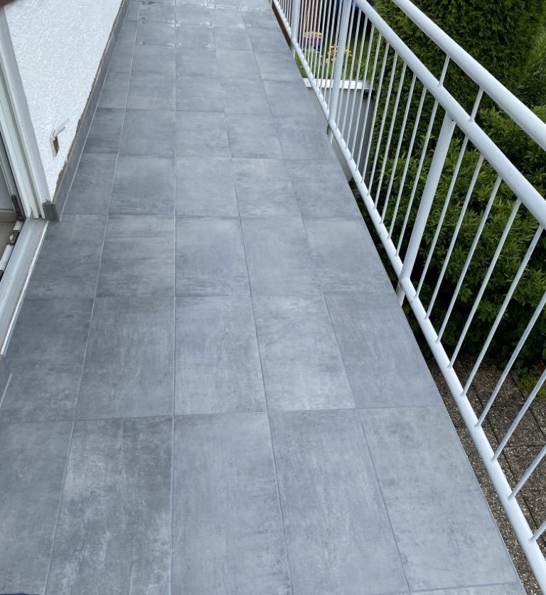 Balkon mit grauen Fliesen – abgeschlossenes Projekt von Adel Fliesenlegerfachbetrieb