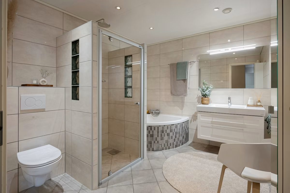 Großzügige, barrierefreie Dusche in einem modernen Bad