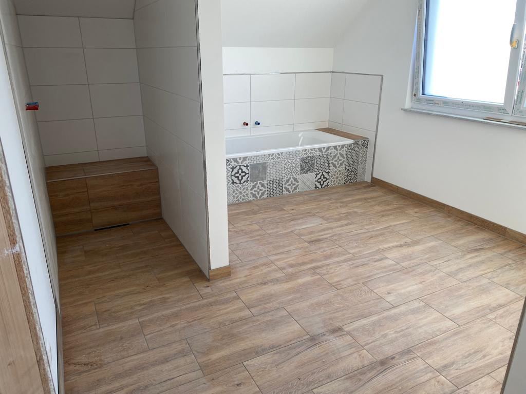 Dachschräge mit Eckwanne und Sitzbank – abgeschlossenes Projekt von Adel Fliesenlegerfachbetrieb