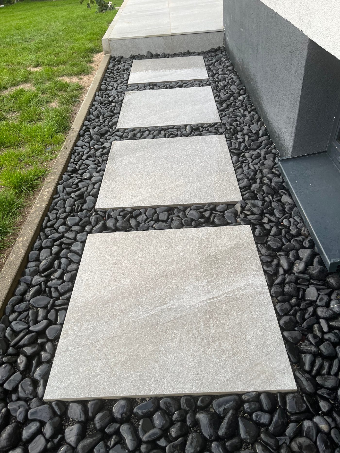 Gartenweg mit großformatigen Trittplatten und Kiesbett – abgeschlossenes Projekt von Adel Fliesenlegerfachbetrieb