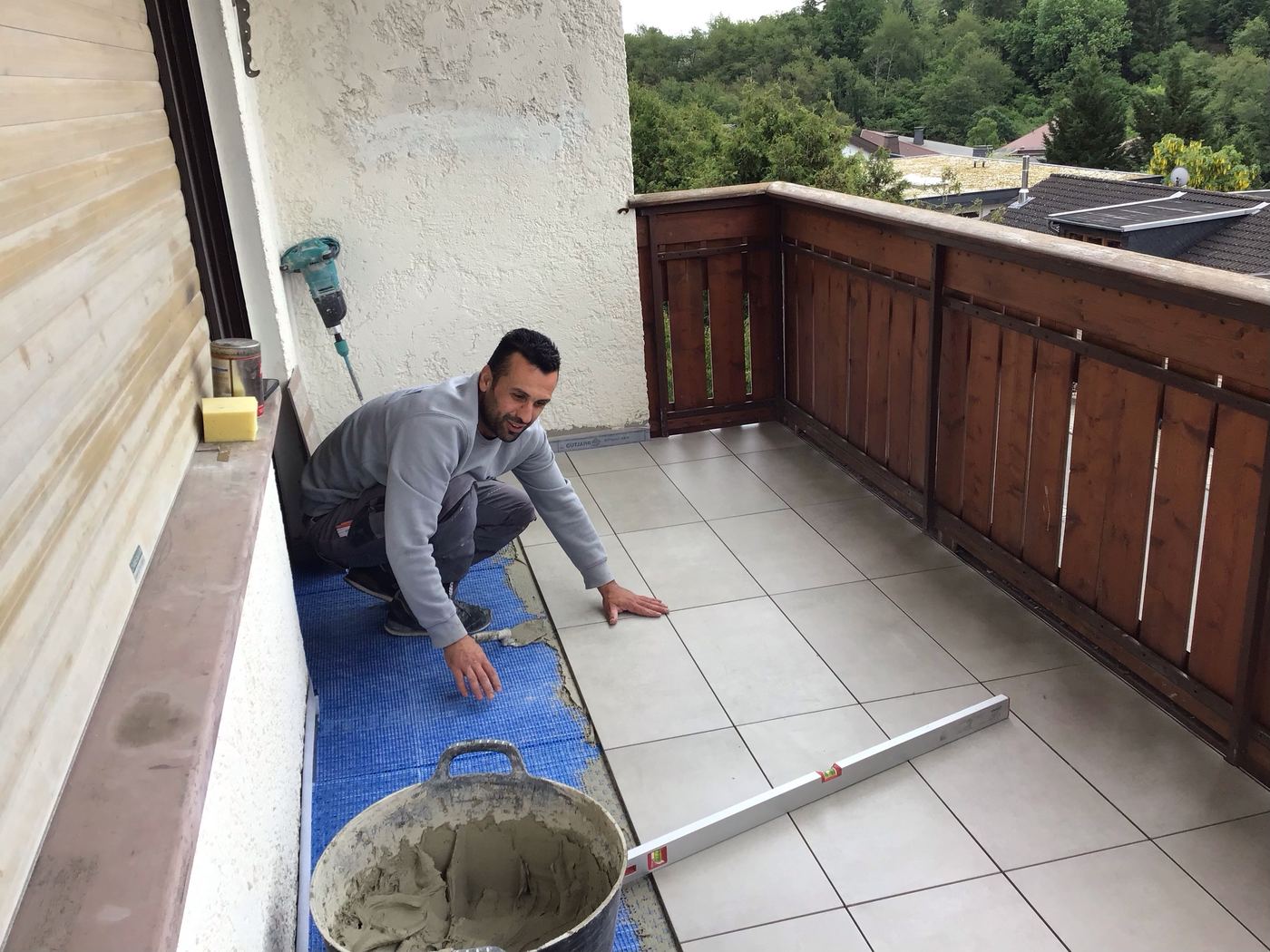 Verlegung großformatiger Fliesen auf dem Balkon – abgeschlossenes Projekt von Adel Fliesenlegerfachbetrieb