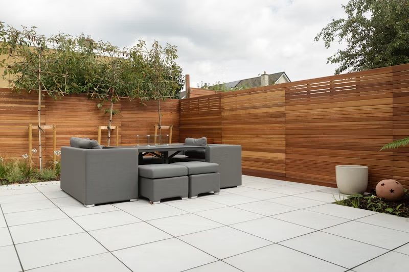 Gefliester Terrassenbereich