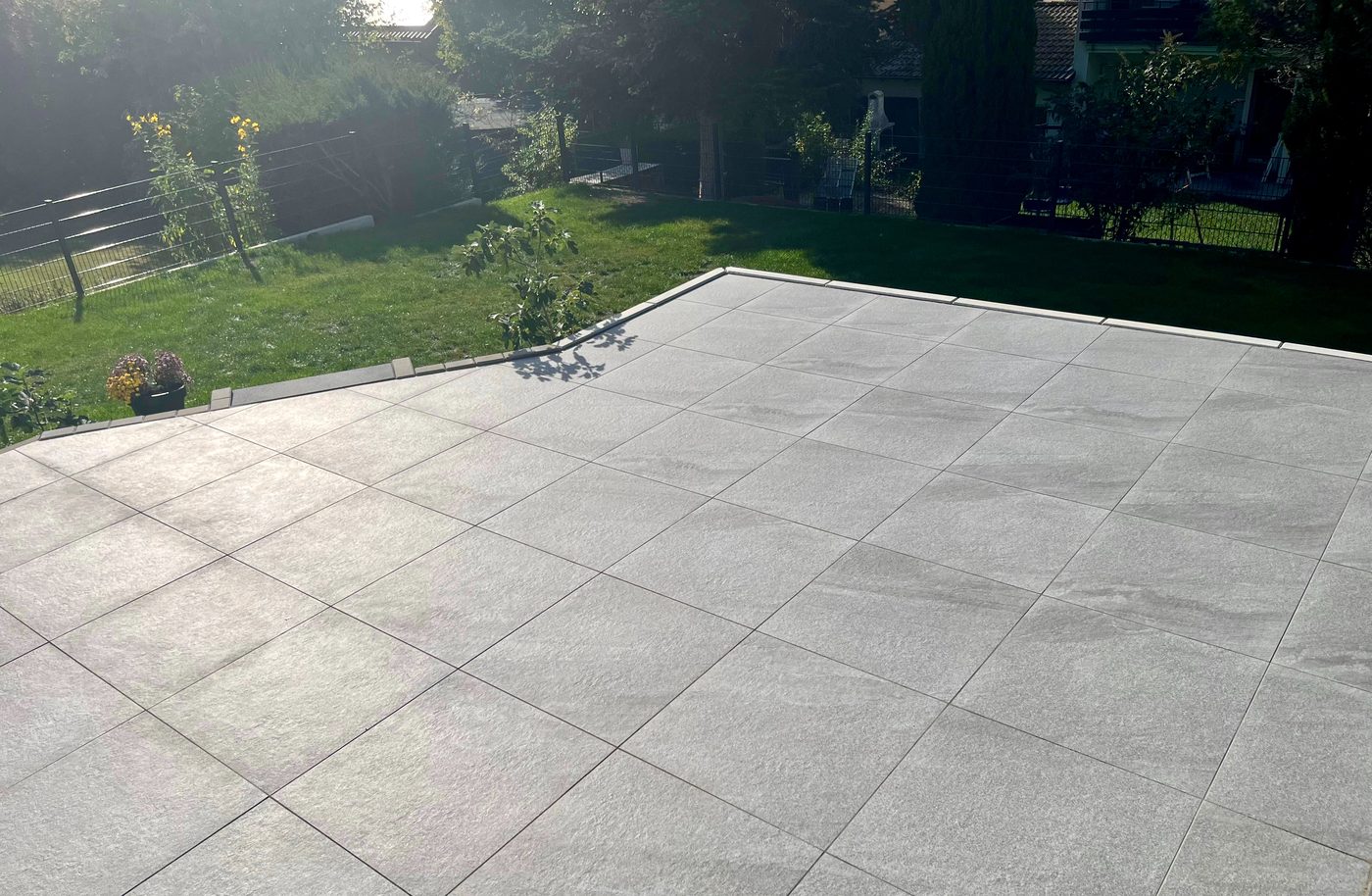 Großflächige Terrasse im Garten – abgeschlossenes Projekt von Adel Fliesenlegerfachbetrieb
