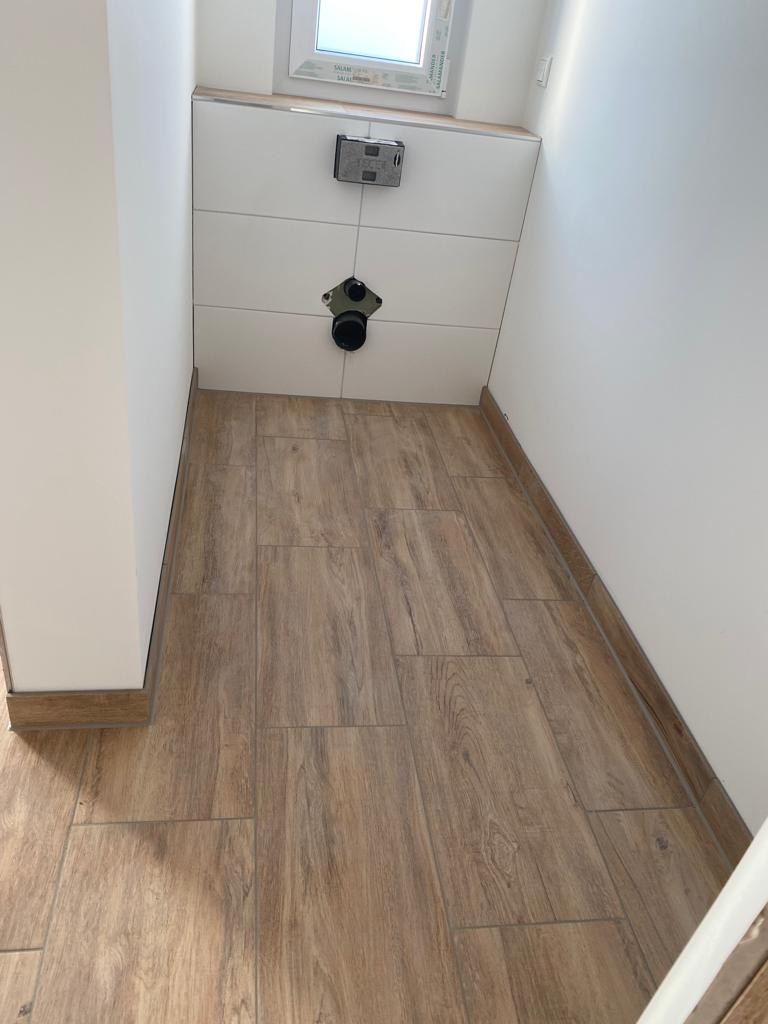 Wand- und Bodenfliesen in einer WC-Nische – abgeschlossenes Projekt von Adel Fliesenlegerfachbetrieb